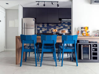 Apartamento jovem e descolado no bairro da Mooca, Márcio Campos Arquitetura + Interiores Márcio Campos Arquitetura + Interiores Modern Dining Room Blue