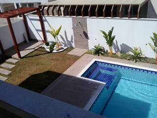 Residencia Carani, Viviane Monteiro Viviane Monteiro Modern pool