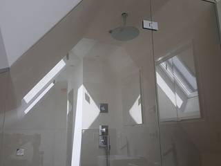Badezimmer im Dachgeschoss, FD Fliesen GmbH FD Fliesen GmbH Modern bathroom گلاس
