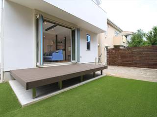 子育てをコンセプトにした住まい「育みの家」, JUST JUST Jardines de estilo ecléctico