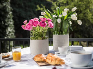Concrete flower vase Betoniu GmbH Minimalistische balkons, veranda's en terrassen Planten & bloemen