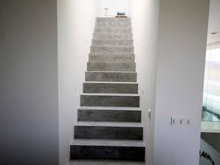 Treppe in Betonoptik, FD Fliesen GmbH FD Fliesen GmbH 모던스타일 복도, 현관 & 계단