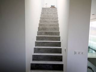 Treppe in Betonoptik, FD Fliesen GmbH FD Fliesen GmbH ห้องโถงทางเดินและบันไดสมัยใหม่