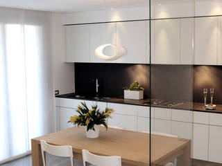 Area pranzo con cucina Cube di Snaidero tea.rchitettura Sala da pranzo minimalista Tavolo,Mobilia,Proprietà,Costruzione,Ebanisteria,Pianta,Bianco,Controsoffitto,Rettangolo,Legna