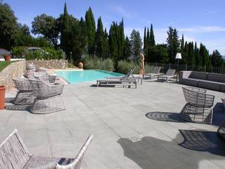 Una piscina di Pietra Macigno tra le colline toscane., FROSINI PIETRE SRL FROSINI PIETRE SRL Modern Pool Stone