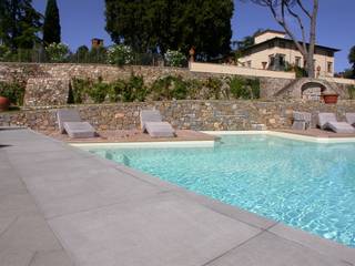 Una piscina di Pietra Macigno tra le colline toscane., FROSINI PIETRE SRL FROSINI PIETRE SRL Modern Pool Stone