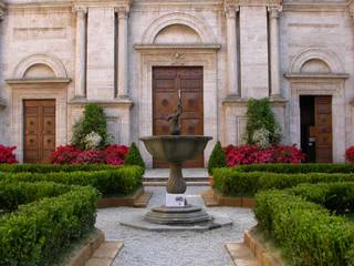 La tradizione dei Giardini all’italiana: una fontana in Pietra Serena, FROSINI PIETRE SRL FROSINI PIETRE SRL Classic style garden Stone