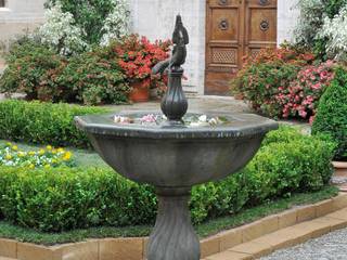 La tradizione dei Giardini all’italiana: una fontana in Pietra Serena, FROSINI PIETRE SRL FROSINI PIETRE SRL Classic style garden Stone
