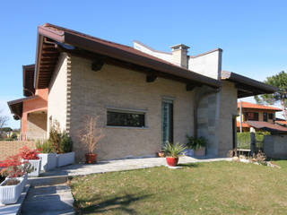 VIA DELL'USIGNOLO, Arch. Paolo E. Bertolotti Arch. Paolo E. Bertolotti Modern houses Bricks