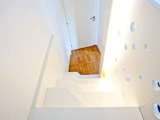 Casa a due altezze, disegnoinopera disegnoinopera Mediterranean style corridor, hallway and stairs