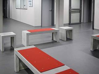 Sitzen auf Beton, BETONIU GmbH BETONIU GmbH Modern Corridor, Hallway and Staircase