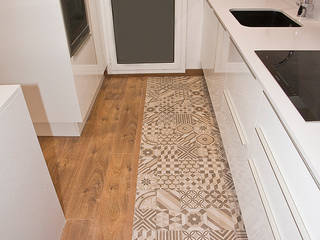 Reforma integral en calle Bisbal de Barcelona, Grupo Inventia Grupo Inventia Classic style kitchen Tiles