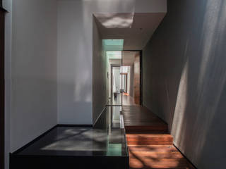 Casa de los 5 Patios, Almazan y Arquitectos Asociados Almazan y Arquitectos Asociados Eclectic style corridor, hallway & stairs Concrete White