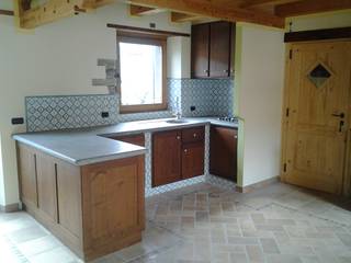 Cucina in castagno in muratura, Artelegno Snc Artelegno Snc Dapur Gaya Rustic Kayu Wood effect