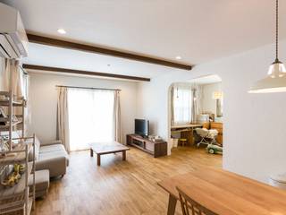 LDKにキッズスペースのあるプロヴァンススタイルの家, JUST JUST Mediterranean style living room Wood effect