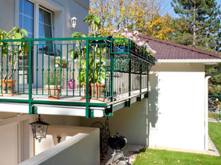 Stadtvilla in Hinterbrühl bei Wien, WUNSCHHAUS WUNSCHHAUS Classic style balcony, veranda & terrace