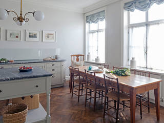 ​The kitchen at the Mansfield Street Apartment Nash Baker Architects Ltd Klasyczna kuchnia