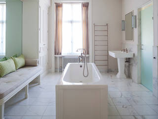 The bathroom at the Mansfield Street Apartment. Nash Baker Architects Ltd Classic style bathroom Marble