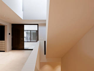 Objekt 268, meier architekten zürich meier architekten zürich Modern Corridor, Hallway and Staircase