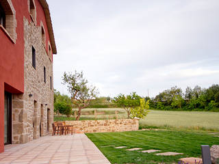 Masia sobre una codinera, Feu Godoy Arquitectura Feu Godoy Arquitectura Casas de estilo rural