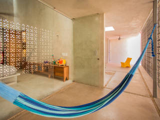 CASA GABRIELA, TACO Taller de Arquitectura Contextual TACO Taller de Arquitectura Contextual モダンデザインの テラス