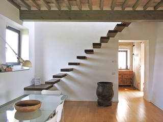 Fienile in Toscana, Studio Sarpi Studio Sarpi Modern Corridor, Hallway and Staircase