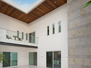 Increíble Propuesta - Casa CG, Grupo Arsciniest Grupo Arsciniest Balkon, Beranda & Teras Modern Kayu White