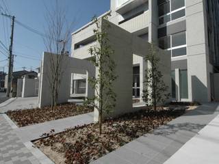 Residence in NihoShinmachi, 株式会社 垂井設計 株式会社 垂井設計 Pasillos, vestíbulos y escaleras modernos