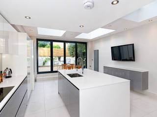 White and Grey High Gloss - Wrap around stone on island, Kitchen Co-Ordnation Kitchen Co-Ordnation Moderne keukens Kwarts