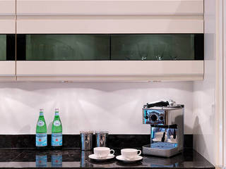 Cream and Black Glass Units - Black Granite , Kitchen Co-Ordnation Kitchen Co-Ordnation Cocinas de estilo moderno Vidrio