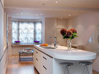 Amazing Kitchen Project Where White Glass Units with White Corian, Kitchen Co-Ordnation Kitchen Co-Ordnation Cuisine moderne Céramique