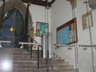 Structural glass lobby in 900 year old church, Ion Glass Ion Glass Puertas y ventanas de estilo clásico Vidrio