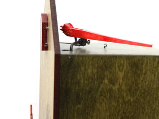 Kuckucksuhr modern in Rot mit direktem Blick auf den Kuckuck von ROMBA, Schwarzwald-Maria KG Schwarzwald-Maria KG Moderne Wohnzimmer Holz Holznachbildung