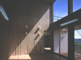 丘に建つ家, 猪股浩介建築設計 Ｋｏｓｕｋｅ ＩｎｏｍａｔａＡＲＨＩＴＥＣＴＵＲＥ 猪股浩介建築設計 Ｋｏｓｕｋｅ ＩｎｏｍａｔａＡＲＨＩＴＥＣＴＵＲＥ Living room Wood Wood effect