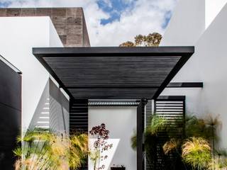 casaMEZQUITE, BAG arquitectura BAG arquitectura Front doors Iron/Steel White