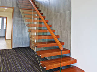 Kragarmtreppe Baden-Württemberg, lifestyle-treppen.de lifestyle-treppen.de Modern corridor, hallway & stairs Wood Wood effect