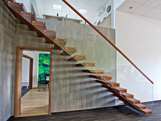 Kragarmtreppe Baden-Württemberg, lifestyle-treppen.de lifestyle-treppen.de Modern Corridor, Hallway and Staircase Wood Wood effect