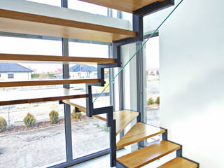 Zweiholmtreppe Landau, lifestyle-treppen.de lifestyle-treppen.de モダンスタイルの 玄関&廊下&階段 木 木目調