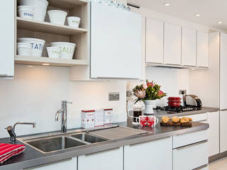Mr & Mrs J, Kitchen, Deepcut, Surrey, Raycross Interiors Raycross Interiors Modern kitchen White