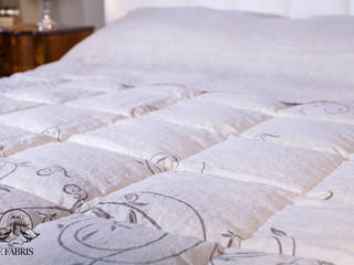 Trapunta in Lino Stropicciato su misura con Stampa a mano / Stone Washed Linen Quilt with handmade decoration, F. Fabris - FabrisPiumini.com F. Fabris - FabrisPiumini.com Modern style bedroom Flax/Linen Pink