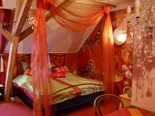 Orientalisches Gästezimmer Schmiedhaus - Ökologische Baustoffhandel - Lehmputz u.v.m. Ausgefallene Schlafzimmer orientalisch,Stoffe,Fototapete,orange,rot,Vorhang,Eisenbett,Metallbett,ökologisch,Lehmstreichputz,Lehmfarbe,Bettüberwurf