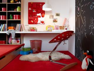 Kinderzimmer mit Podest und Schreibplatz Burkhard Heß Interiordesign Modern Kid's Room Teppichboden,Podest,Tafel,Schreibtische,Hocker,Schubladen,Regal,Pendelleuchte