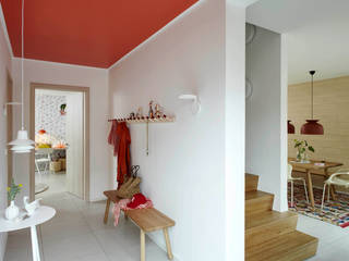Haus Mono, Burkhard Heß Interiordesign Burkhard Heß Interiordesign Modern Corridor, Hallway and Staircase Red