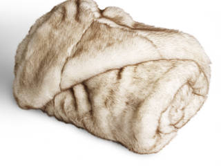 Faux fur throw and cushions - Elegance collection, Mille Boutique Ltd Mille Boutique Ltd ห้องนอน เฟอร์ White