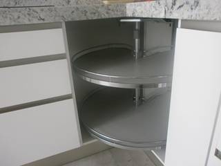Negro, blanco y gris: una mezcla que realza una cocina, Cocinasconestilo.net Cocinasconestilo.net Kitchen MDF White Cabinets & shelves