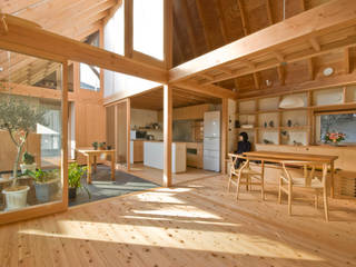 柏の平屋 ねじれ屋根のせ, 千田建築設計 千田建築設計 Eclectic style living room Wood