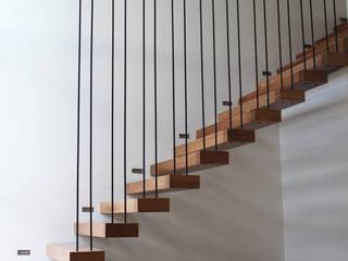 DI - Escalera en incienzo, Estudio .m Estudio .m Modern corridor, hallway & stairs لکڑی Wood effect