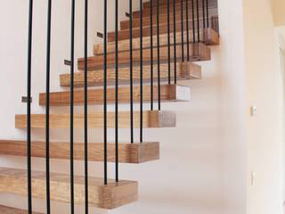 DI - Escalera en incienzo, Estudio .m Estudio .m ห้องโถงทางเดินและบันไดสมัยใหม่ ไม้ Wood effect