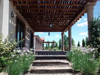 Vivienda en Algodon Wine Estates - Lote E12, Azcona Vega Arquitectos Azcona Vega Arquitectos Rustic style balcony, veranda & terrace