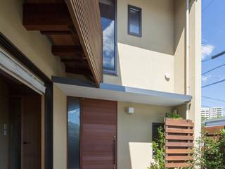 西緑丘の家, アトリエ・ブリコラージュ一級建築士事務所 アトリエ・ブリコラージュ一級建築士事務所 Eclectic style windows & doors Tiles Wood effect